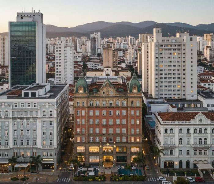 visão panoramica da cidade de florianopolis com vários prédios e hoteis