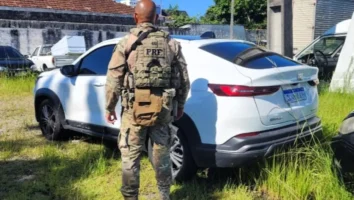 Idosos são flagrados com carro roubado na BR-101