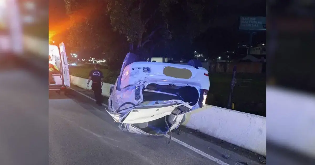 Capotamento deixa sete feridos na Via Expressa em Florianópolis na madrugada de quarta-feira (Foto: ND Mais / Divulgação) Capotamento deixa sete feridos na Via Expressa em Florianópolis na madrugada de quarta-feira