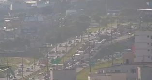 Colisão na Via Expressa congestiona trânsito em Florianópolis