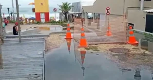 Esgoto jorra na Praia da Joaquina em Florianópolis durante o Carnaval 2026