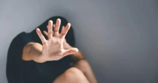 Homem espanca mulher e machuca filha em Florianópolis Homem espanca mulher e machuca filha em Florianópolis