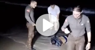 Policiais salvam homem de afogamento em Florianópolis na praia dos Ingleses Policiais salvam homem de afogamento em Florianópolis na praia dos Ingleses