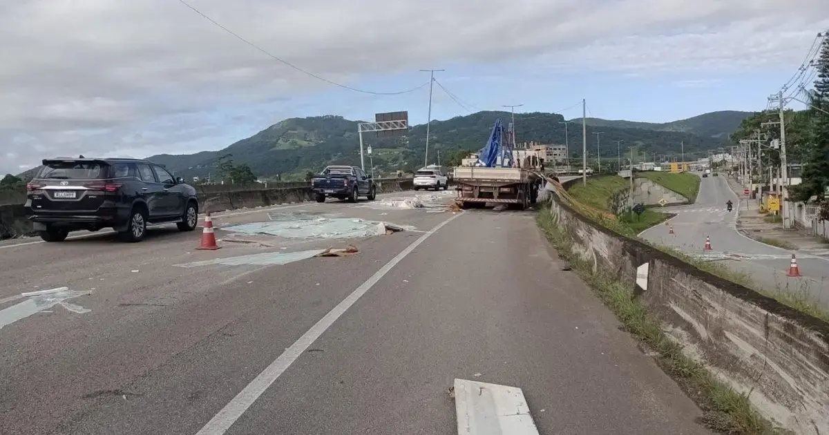 (Foto: ND Mais / Divulgação) Trânsito na BR-101 tem bloqueio parcial em Biguaçu nesta manhã