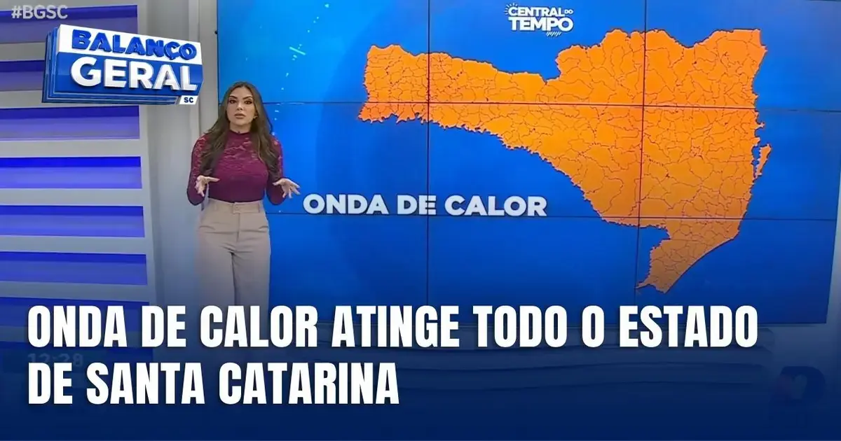 Mulher apresenta informações sobre onda de calor que atinge todo o estado de Santa Catarina em um telejornal.