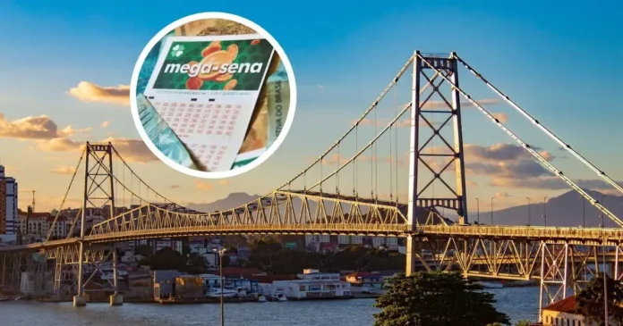 Ponte sobre um rio com edifícios ao fundo e bilhete da Mega-Sena em destaque.