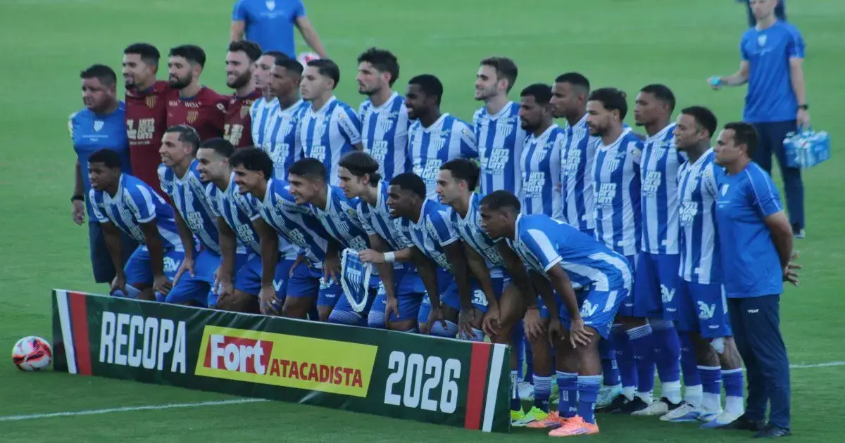 Avaí conquista Recopa Catarinense ao vencer Figueirense Elenco de time de futebol posando em campo com faixa escrito