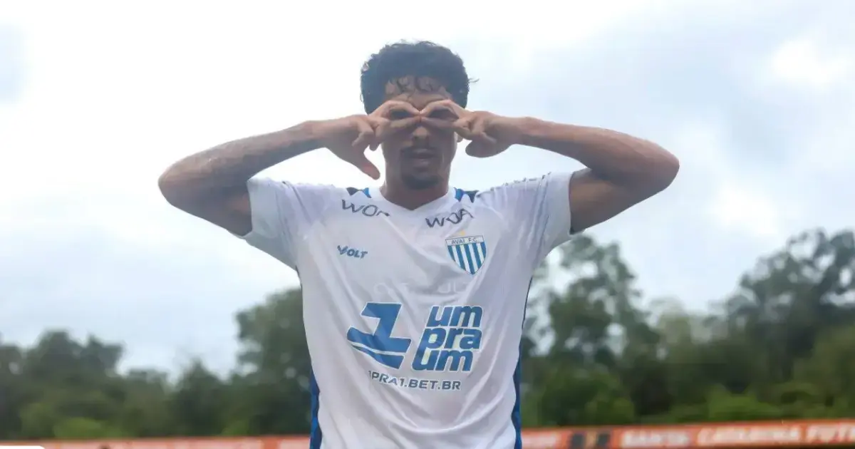 Avaí se prepara para a Recopa Catarinense contra o Figueirense Atleta vestindo camisa branca do Avaí FC, fazendo gesto com as mãos em forma de óculos.