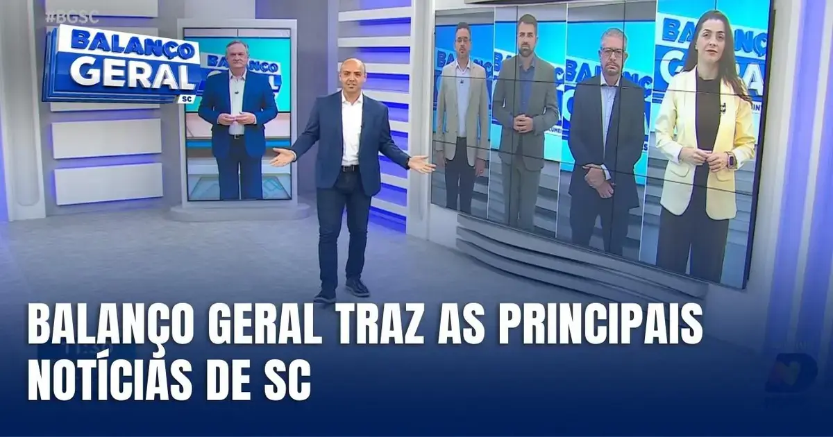 Apresentador em estúdio de TV com telões ao fundo, destacando as notícias do Balanço Geral de Santa Catarina.