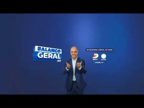 Apresentador sorridente com paletó escuro em fundo azul, ao lado do logotipo 