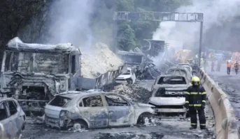 Caminhão tomba na BR-101 e provoca incêndio de veículos em Palhoça