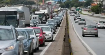 Colisão entre caminhões bloqueia BR-101 em Tijucas
