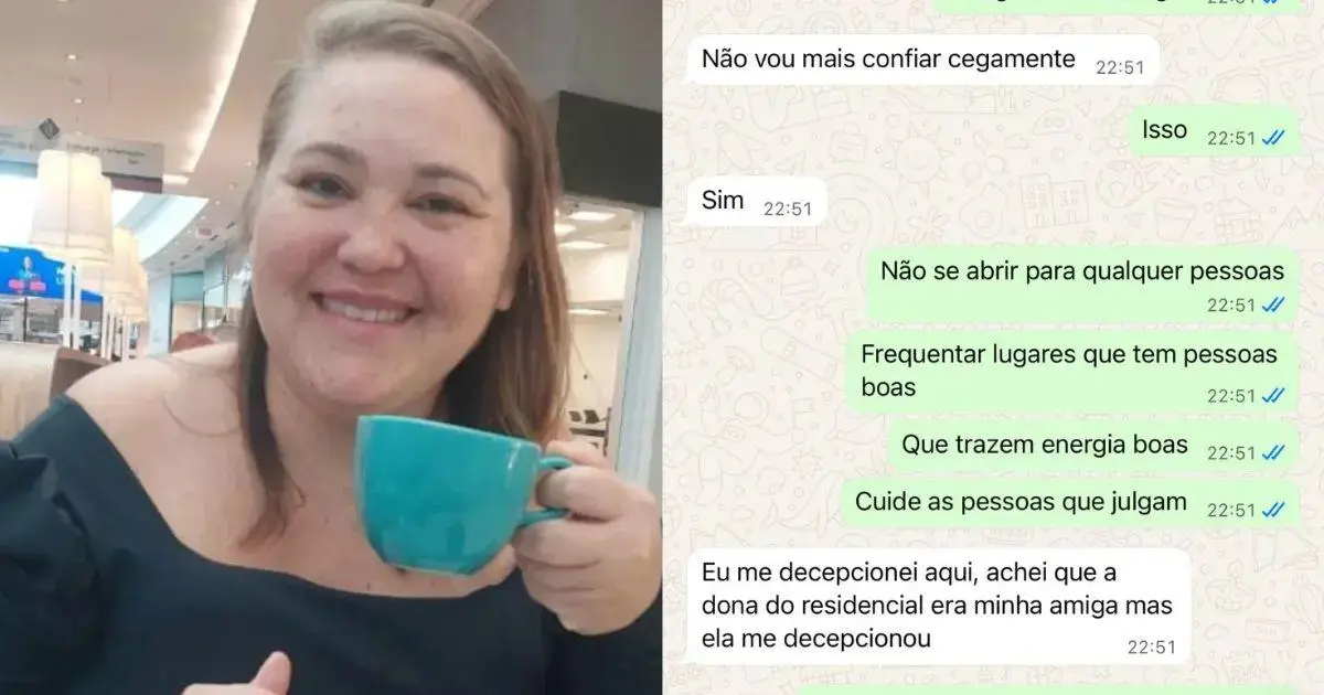 Mulher sorrindo com uma xícara azul em mãos, ao fundo aparecem luminárias e uma televisão. Conversa de WhatsApp visível na imagem.