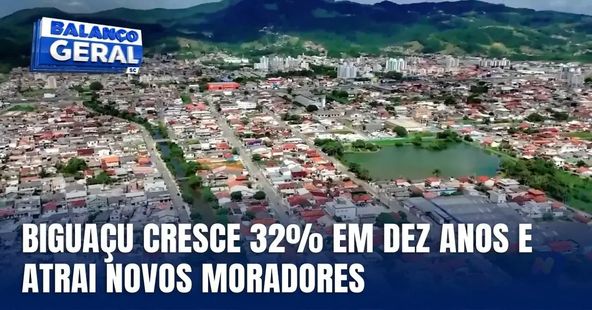 Vista aérea da cidade de Biguaçu, com casas, ruas e um lago visíveis, destacando seu crescimento populacional.