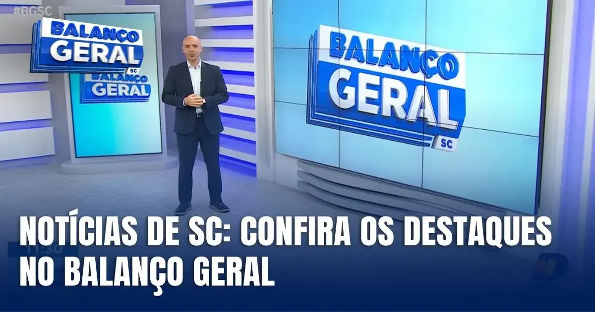 Apresentador em estúdio diante de telão exibindo o logo 