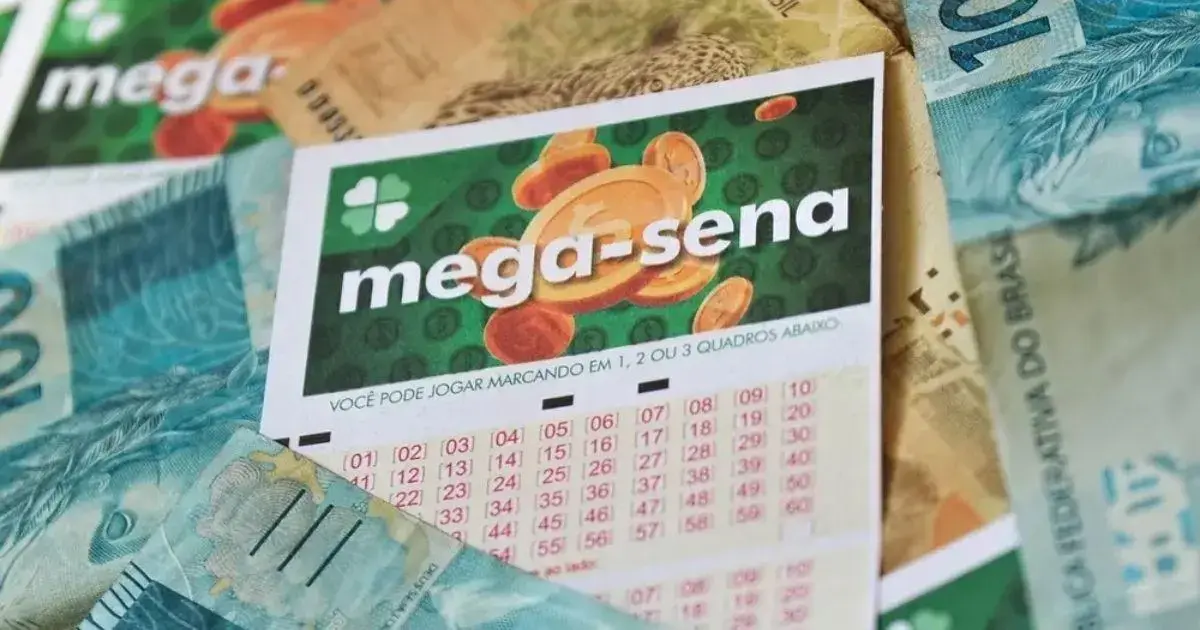 Bilhete da Mega-Sena sobre notas em reais, com instruções na parte inferior do bilhete.
