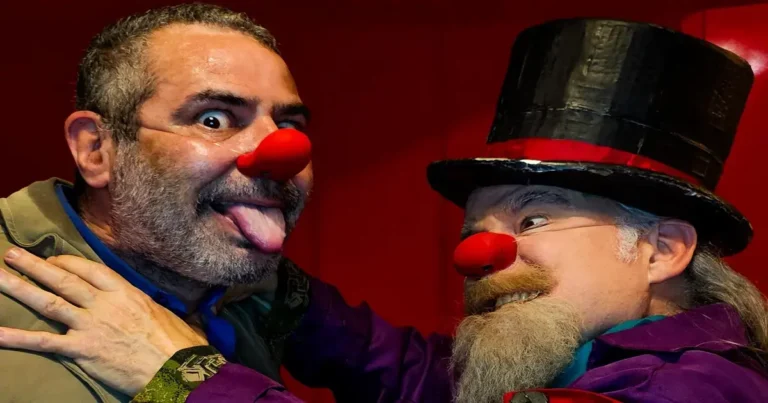 Duas pessoas com narizes vermelhos de palhaço fazendo expressões engraçadas, com fundo vermelho.