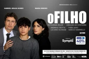 Três pessoas posam em um cartaz da peça "O Filho", contendo informações sobre elenco, direção e datas de apresentação.