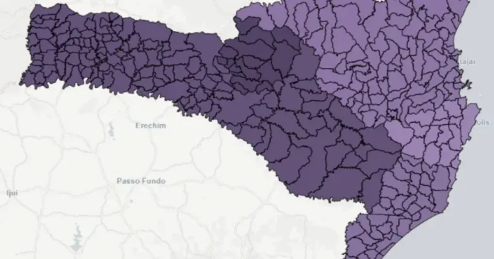Mapa detalhando regiões de Santa Catarina, com contornos em preto e áreas sombreadas em diferentes tons de roxo.