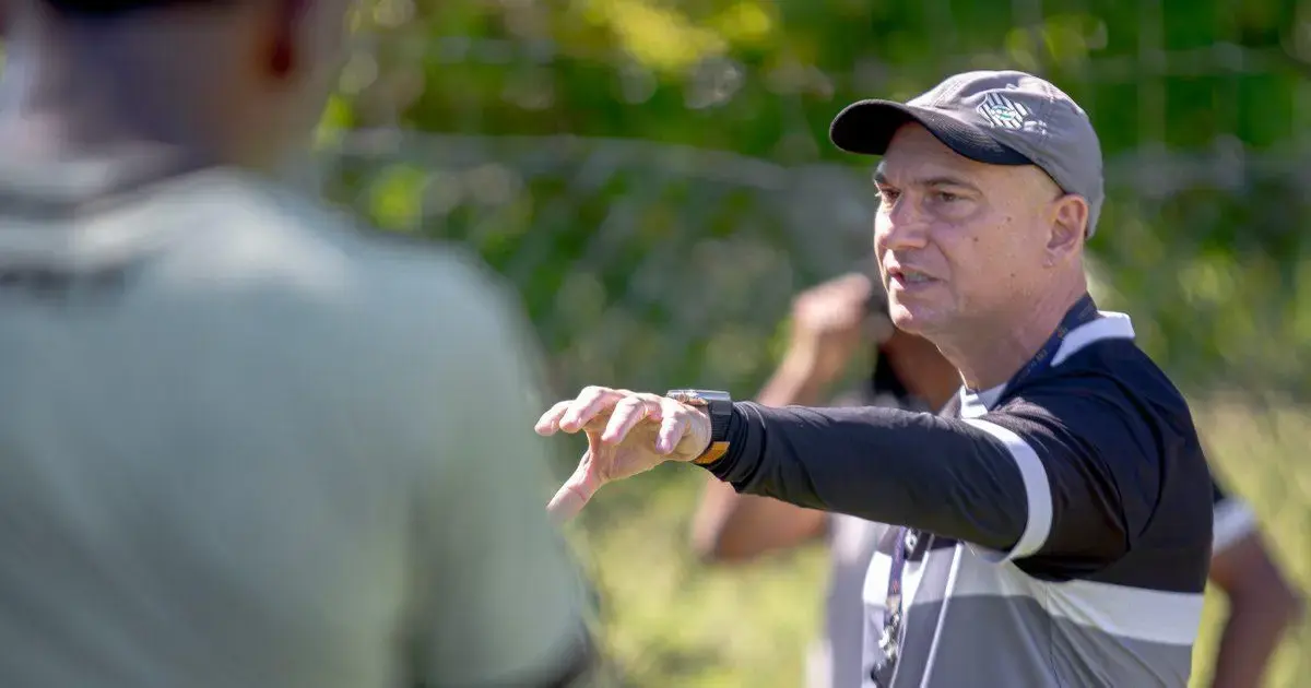 Figueirense inicia nova fase sob comando de Márcio Zanardi Treinador orienta jogadores durante um treino, gesticulando com a mão e focando em suas instruções.