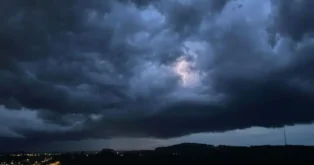 Frente fria traz risco de temporais em Santa Catarina