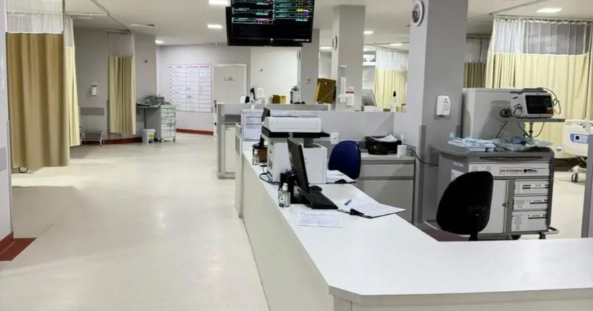 Hospital Beatriz Ramos conquista selo Top Performer em Indaial Ambiente interno de um hospital com balcão de atendimento, monitores e cortinas nas áreas de cuidado.