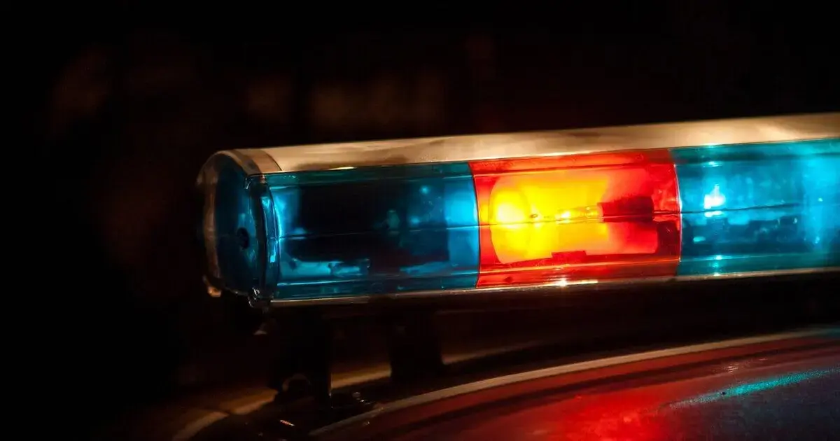 Idosa encontrada morta em Tijucas, Polícia Militar na ocorrência Luz de polícia em funcionamento com iluminação azul e vermelha em fundo escuro.