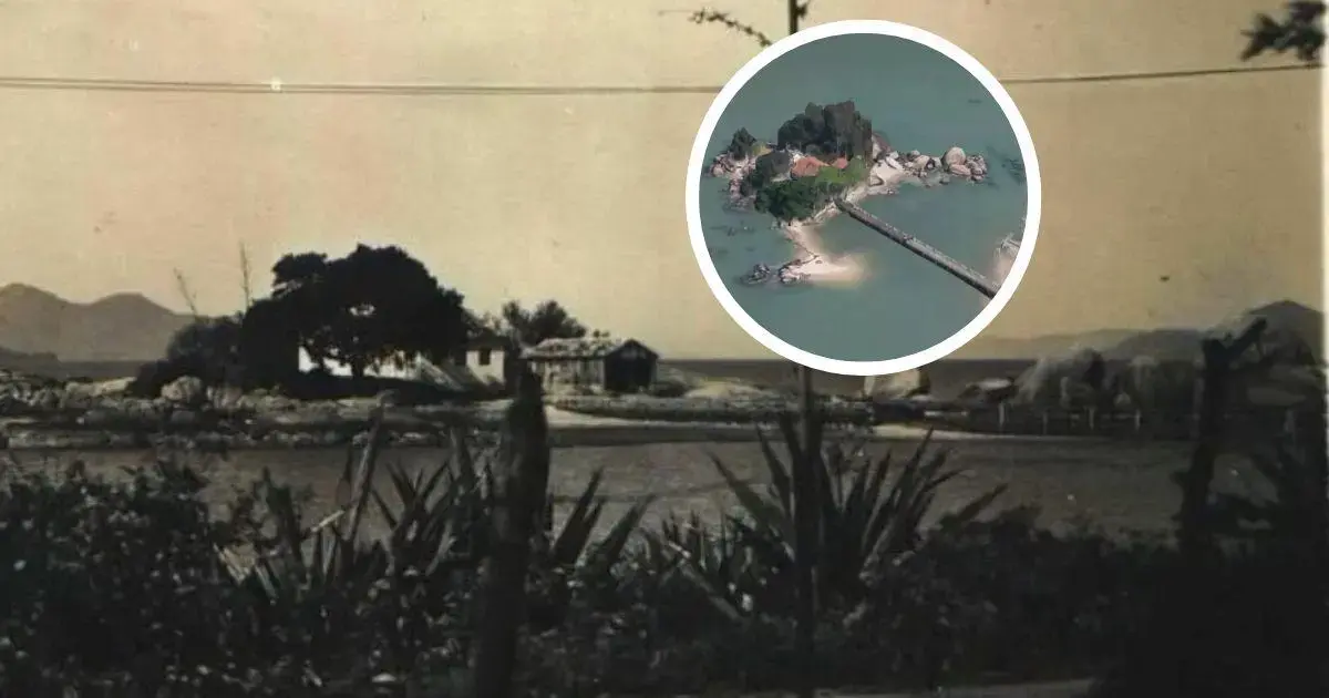 Vista de uma ilha com construção, cercada por água e vegetação, através de uma fotografia antiga.