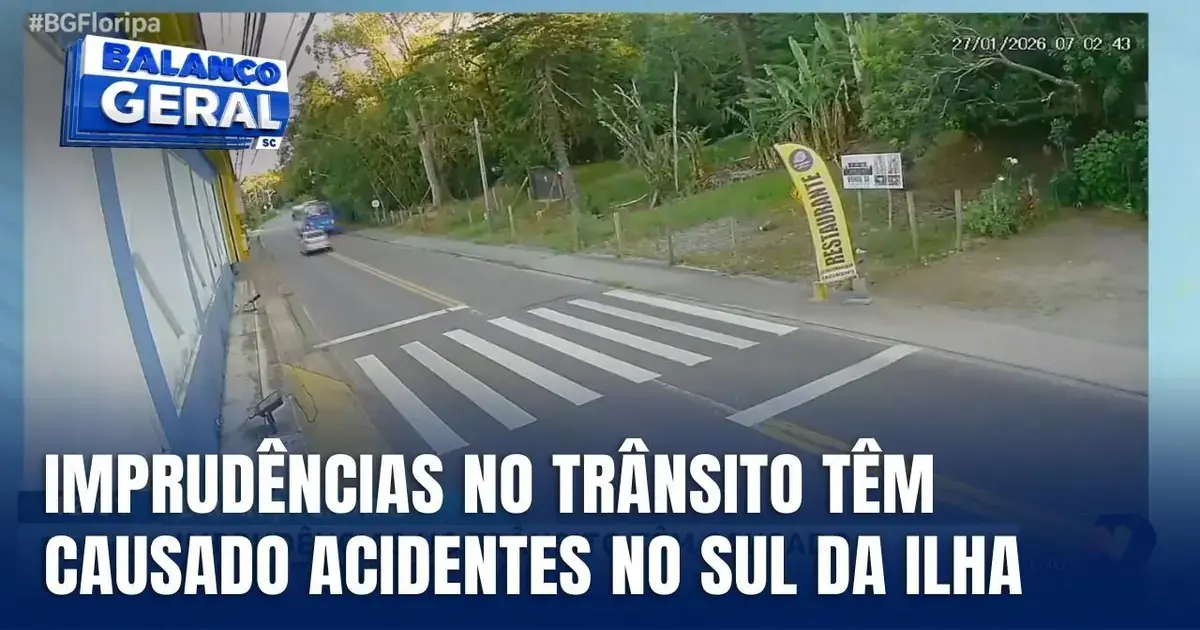 Cruzamento em uma rodovia com faixa de pedestre e placas de sinalização visíveis. Texto sobre imprudências no trânsito.