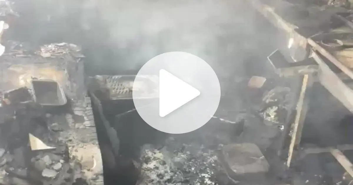 Incêndio em lanchonete em São José destrói estabelecimento Ambiente de uma lanchonete após incêndio, com resíduos queimados e fumaça visível.