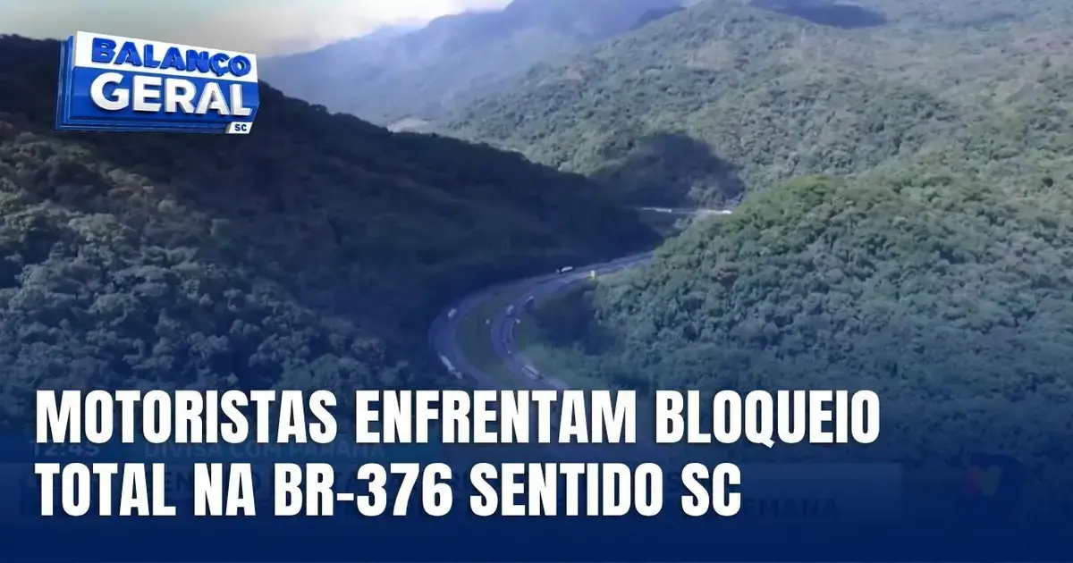 Motoristas enfrentam bloqueio total na BR-376 sentido SC, com vegetação densa ao redor da rodovia.