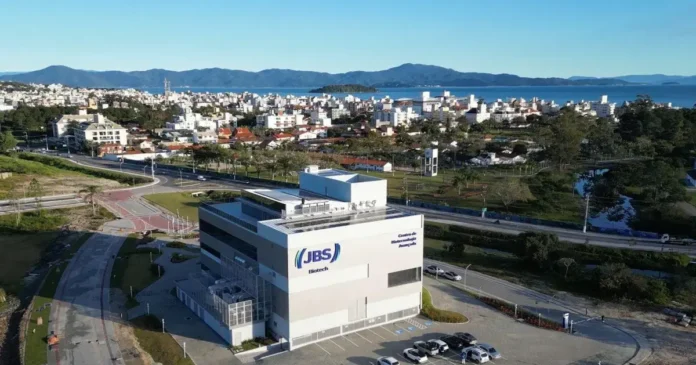Prédio do centro de biotecnologia com vista para a cidade, montanhas e o mar ao fundo.