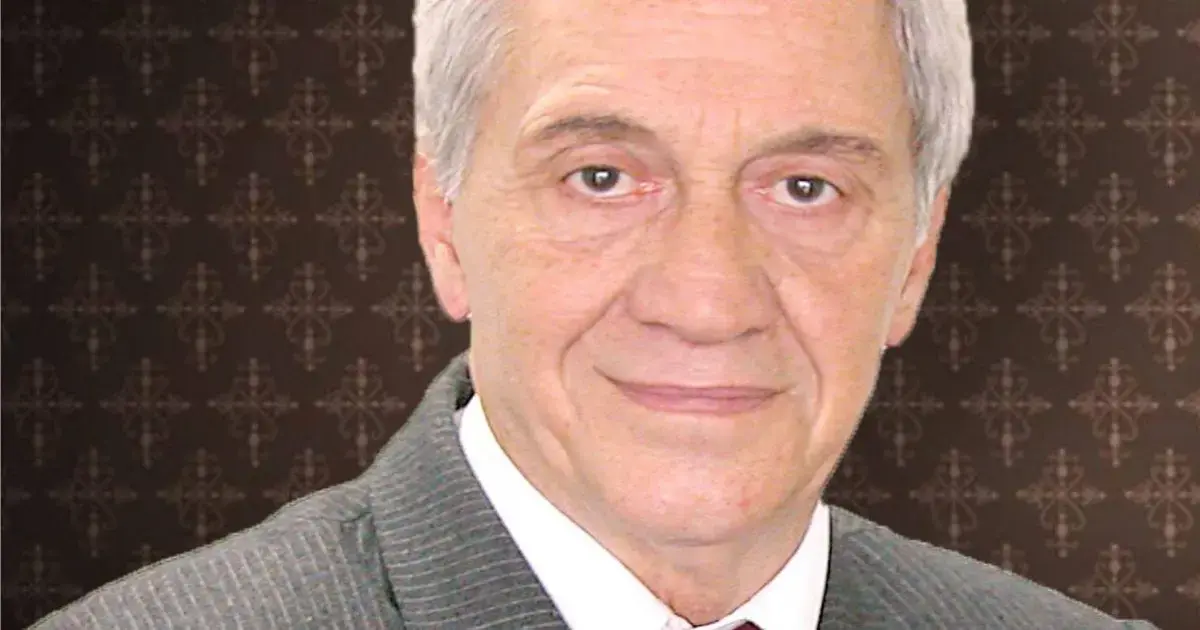 Morre Plinio Ritter, jornalista com 60 anos de carreira em Santa Catarina Retrato de um homem de cabelos grisalhos, usando um paletó cinza e com fundo decorativo escuro.