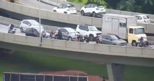 Motociclista cai do elevado do CIC em Florianópolis