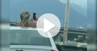 Mulher flagrada no teto solar de carro em movimento em Florianópolis