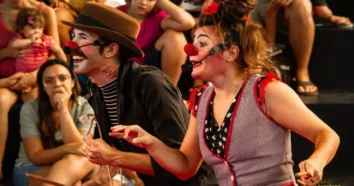 Palhaços se apresentam na 9ª Mostra Traço de Bolso em Florianópolis