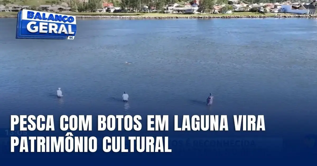 Pesca com botos em Laguna se destaca como patrimônio cultural, com pescadores em atividade na água.