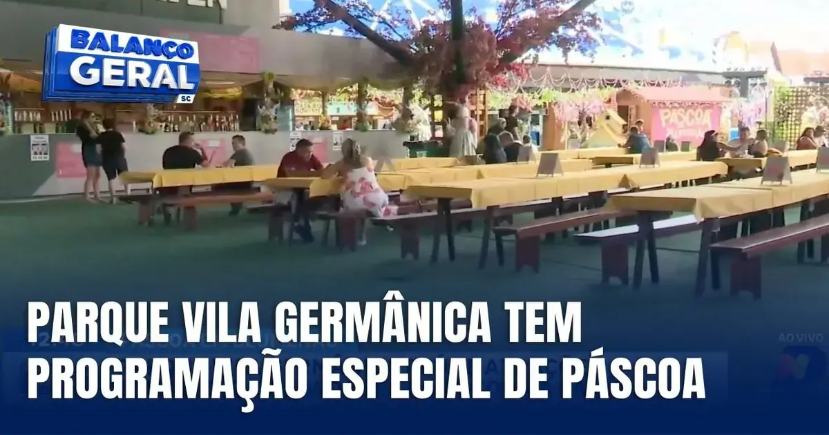 Ambiente do Parque Vila Germânica com mesas e bancos, decorado para a programação especial de Páscoa.
