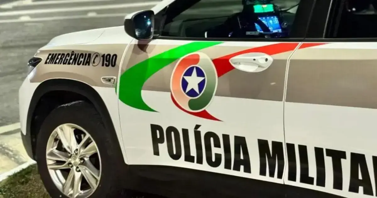 Veículo da polícia com a inscrição 