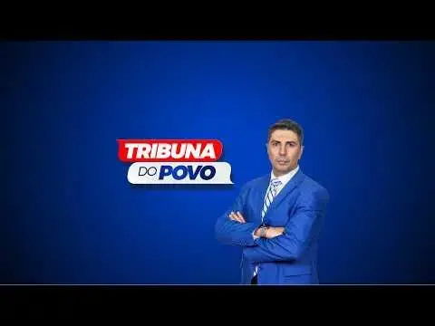 Tribuna do Povo em fundo azul, com apresentador em traje social e braços cruzados.