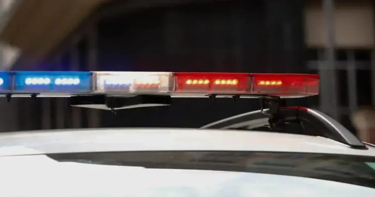 Violência no Fim de Semana em Grande Florianópolis Luzes azuis e vermelhas em um veículo de polícia, visíveis na parte superior do carro.