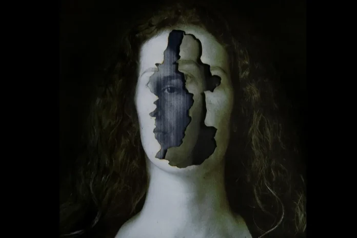 Retrato de uma pessoa com um recorte na face, revelando a imagem de outra pessoa por trás.