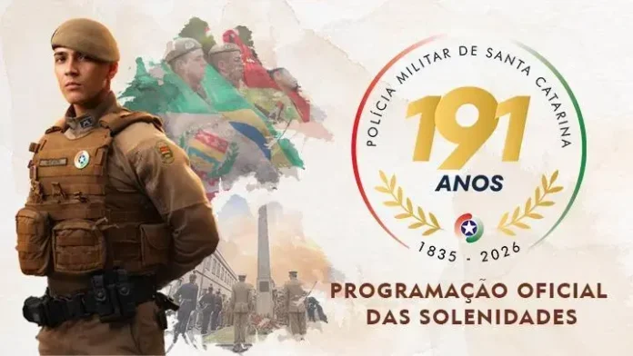Policial militar em uniforme com emblema, comemorando os 191 anos da Polícia Militar de Santa Catarina, com detalhe de programação.
