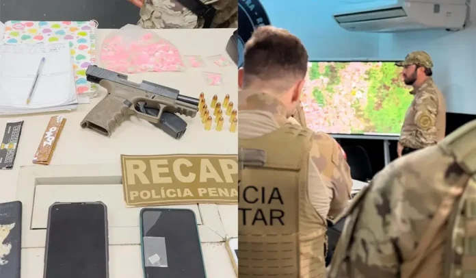 Arma de fogo, munições, drogas e celulares em uma mesa; agentes em uma sala assistindo a uma apresentação.