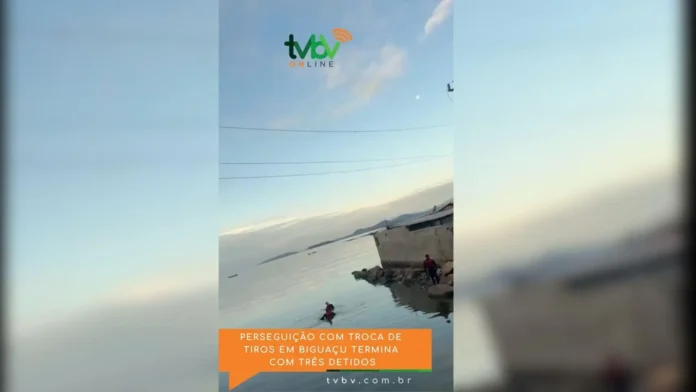 Homens próximos à água após perseguição policial, com céu azul e nuvens ao fundo. Texto visível na parte inferior.