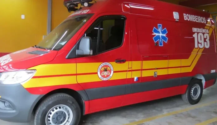Ambulância do Corpo de Bombeiros com pintura vermelha e amarelo, exibindo o número 193 e um emblema de emergência.