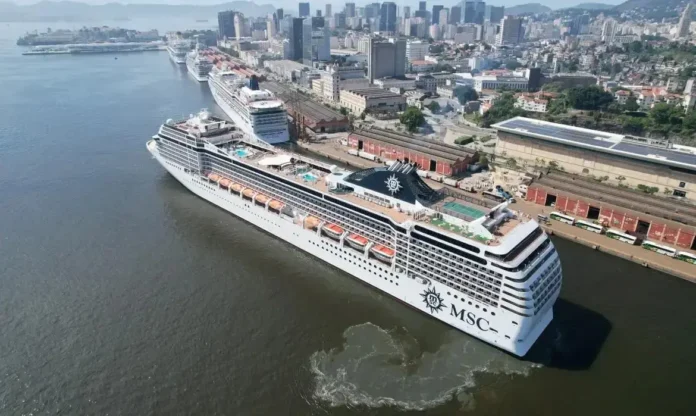 Navio de cruzeiro MSC atracado com a cidade ao fundo, mostrando prédios e uma movimentação no porto.