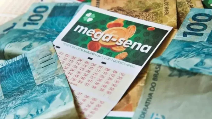 Nota de Mega-Sena com dinheiro em notas de R$ 100,00 dispostas ao redor. Textos legíveis mostram instruções e números.