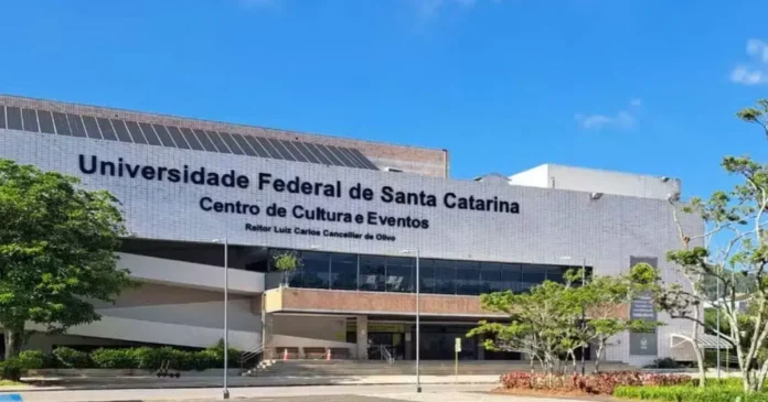 Centro de Cultura e Eventos da Universidade Federal de Santa Catarina, com árvores e céu azul ao fundo.