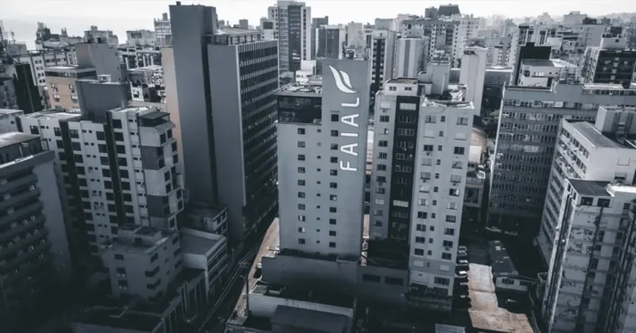 (Foto: De Olho Na Ilha / Divulgação) Faial Prime Suites recebe KAYAK Travel Awards 2026 em Florianópolis